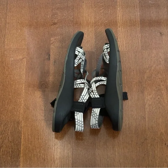 Chacos Grey and White Women's Sandals Size 7 - Picture 9 of 13